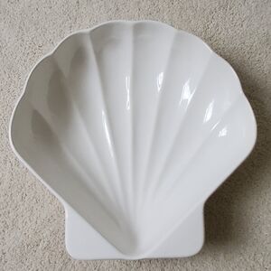 Vintage Pfaltzgraff White Shell Server Bowl Oven Microwave Safe